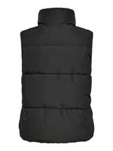 Chaleco puffer acolchado con cuello alto y cierre frontal de cremallera metálica. Confeccionado en poliéster reciclado.