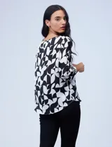 Blusa de gasa satén estampada con diseño animal print en tonos naranja y negro, de la marca Ninety. Tiene mangas tres cuartos y cuello redondo.