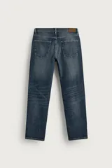 Jeans slim fit de color negro para hombre, con tiro medio, diseño de cinco bolsillos y cierre frontal con cremallera y botón.