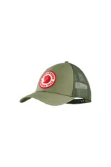 Gorra trucker color verde oliva con paneles traseros de malla y logo Fjallraven circular en el frente.