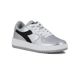 Championes casuales de mujer Diadora modelo Spitfire III, color plateado metalizado con detalles en negro. Presentan cordones blancos y una suela de plataforma blanca con borde inferior gris.
