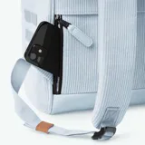 Mochila Cabaia modelo Adventurer Bodrum, color celeste con detalles en marrón. Confeccionada en poliéster impermeable y vegano. Cuenta con sistema MOLLE, compartimento acolchado para tablet o PC, correa para sujetar a la maleta y tirantes acolchados antitranspirantes.
