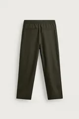 Pantalón de corte relajado confeccionado en una mezcla de algodón y lino. Presenta cintura elástica con cordón ajustable, bolsillos laterales y bolsillos traseros de vivo.