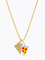 Par de aros colgantes asimétricos con forma de porción de pizza. Uno es dorado y el otro tiene los colores de una pizza real.
