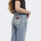 Pantalón de jean Wrangler, color azul claro lavado, de tiro alto y corte acampanado (flare) con piernas anchas.