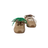Championes New Balance x Miu Miu modelo 530, confeccionados en gamuza de color tostado con suela de goma marrón y cordones combinados en verde y marrón.
