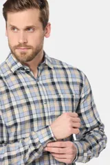 Camisa de lino de manga larga con diseño a cuadros en tonos celeste, beige, azul marino y blanco. Cuenta con cuello camisero, cierre frontal de botones y un bolsillo ojal en el pecho con logo bordado.