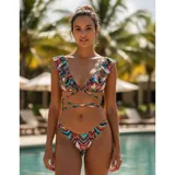 Bikini con estampado geométrico multicolor, compuesto por un top triangular con volados en los breteles y tiras cruzadas en la cintura, y una bombacha tipo tanga de tiro alto.