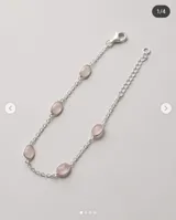 Pulsera de plata con cadena eslabonada y piedras naturales de cuarzo rosa redondas incrustadas a lo largo de la pieza.