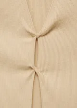 Top color beige de tejido de punto fino con detalle de abertura, tirantes anchos, escote de pico, diseño recto, detalle cruzado y diseño entallado.