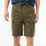 Bermuda cargo color verde militar de popelina, con cintura elástica con cordón ajustable y bolsillos laterales con solapa.