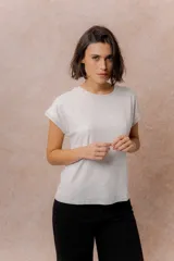 Remera básica color celeste, de corte relajado, cuello redondo y mangas cortas con hombro caído y dobladillo.