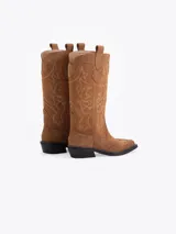 Bota estilo texana confeccionada en cuero vacuno descarne, con bordados decorativos en la caña y taco cuadrado.