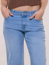 Jean wide leg tiro medio confeccionado en mezcla de algodón, poliéster, rayón y elastano, de color azul claro, con diseño de cinco bolsillos y cierre frontal con botón y cremallera.