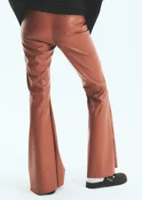 Pantalón de tiro alto confeccionado en ecocuero con textura de efecto croco. Presenta un corte semi oxford con un recorte horizontal sobre la rodilla y cierre invisible en el lateral.