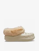 Zuecos Crocs color crema con plataforma y forro de piel sintética color beige.