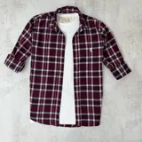 Camisa de manga larga color bordó con estampado a cuadros en blanco y gris.