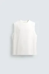 Camiseta sin mangas de corte relajado, con cuello redondo y diseño liso en color blanco.