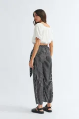 Blusa roja con escote cuadrado, mangas cortas abullonadas y cierre frontal con botones.