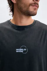 Remera de manga corta con efecto lavado, color negro, con estampa gráfica en la espalda que incluye el texto 'CURRENT STATUS' y 'WORLD WIDE'.