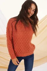 Sweater de punto color verde con textura calada.