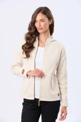 Campera de felpa con cierre frontal, capucha y detalle de parche de cuero sintético en la manga.