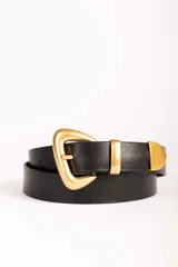 Cinturón de cuero negro con hebilla triangular y puntera metálica en tono dorado mate.