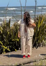 Sandalias rojas con base marrón y tira ancha que separa el dedo gordo del resto.