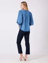Blusa Zac & Rachel de lyocell color azul, con escote en V y panel central con pespuntes. Presenta mangas tres cuartos abullonadas con frunces en los hombros y puños elastizados con detalle de volante.