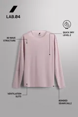 Camiseta de running de manga larga confeccionada en tejido técnico semitransparente, ligero y elástico. Presenta cuello redondo, aberturas laterales en el bajo y acabados termofijados.