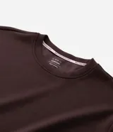 Remera deportiva de cuello redondo y manga corta, confeccionada con tecnología Dry para mayor transpirabilidad. Presenta un diseño minimalista con un pequeño estampado de lettering en el pecho.