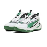 Championes deportivos Puma modelo Playmaker 2023, con diseño en color negro, blanco y rojo. Presentan una estructura de malla transpirable con refuerzos sintéticos, entresuela blanca amortiguada y suela de goma roja con textura antideslizante.