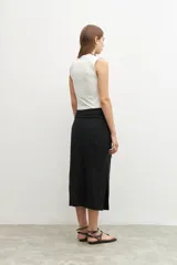 Falda midi negra de lino, con cintura alta y lazo ajustable, y tajos laterales.