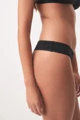 Culotte negro de tiro medio confeccionado en poliamida con elastano, con forro interior de algodón.