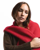 Sweater rojo de lana merino con cuello barco y motivo calado en el lateral.