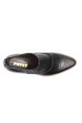 Zapato de cuero color tostado con diseño estilo botineta, elásticos laterales, costuras decorativas y taco cuadrado de madera.