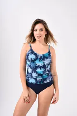 Conjunto de tankini negro con breteles finos y copas. Incluye bombacha tiro alto.
