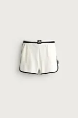 Shorts de tejido de punto con estructura abierta, color blanco con ribetes negros a contraste en los bordes y la cintura. Incluyen bolsillos frontales, aberturas laterales en el bajo y etiquetas de la colección France 98 FIFA World Cup Classics.