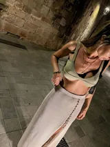 Top de hilo color marrón, tejido de punto con hilado italiano, apto para agua, con tela dry fit y protección UV.