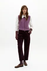 Pantalón de corduroy color berenjena, de corte barrel relajado, tiro medio, cierre frontal, bolsillos laterales y amplios bolsillos traseros.