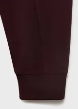 Buzo de cuello redondo y manga larga con diseño recto y holgado, confeccionado en tejido de viscosa con mezcla de poliamida y elastano.