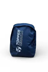 Mochila Topper modelo Street, color azul marino, con gran estampado vertical del logo y marca en color blanco en el frente.