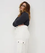 Pantalón cargo de sarga color blanco, corte palazzo amplio y fluido, con bolsillos laterales con solapa y cierre frontal con botones.