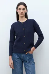 Cardigan bordó de manga larga con cuello redondo y cierre frontal de botones. Presenta un tejido con patrón de estructuras.