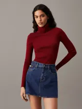 Sweater rojo de punto de algodón con textura de canalé, corte slim, cuello tortuga alto y manga larga.