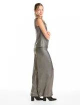 Pantalón modelo palazzo de tiro alto con pretina ancha elastizada, confeccionado en tejido metalizado con textura acanalada.