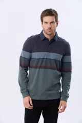 Remera polo de manga larga con diseño de franjas horizontales en tonos azul, gris y detalles en bordó. Presenta cuello camisero con cierre de botones y puños elásticos.