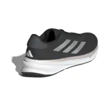Zapatillas de running Adidas Supernova Stride, color negro con detalles plateados. Cuentan con mediasuela Dreamstrike+ para absorción de impactos, empeine de malla transpirable y suela Adiwear de gran tracción.
