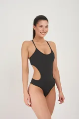 Malla enteriza triquini negra con espalda descubierta y cavado trasero intermedio.