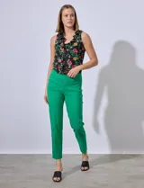 Pantalón de vestir verde esmeralda, de corte recto, con bolsillos laterales y traseros.